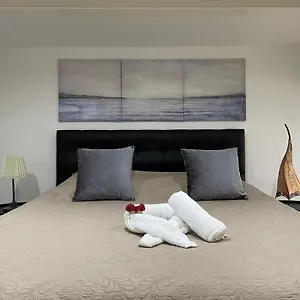 Duplex Situe A 2min De La Gare Du Nord Apartment